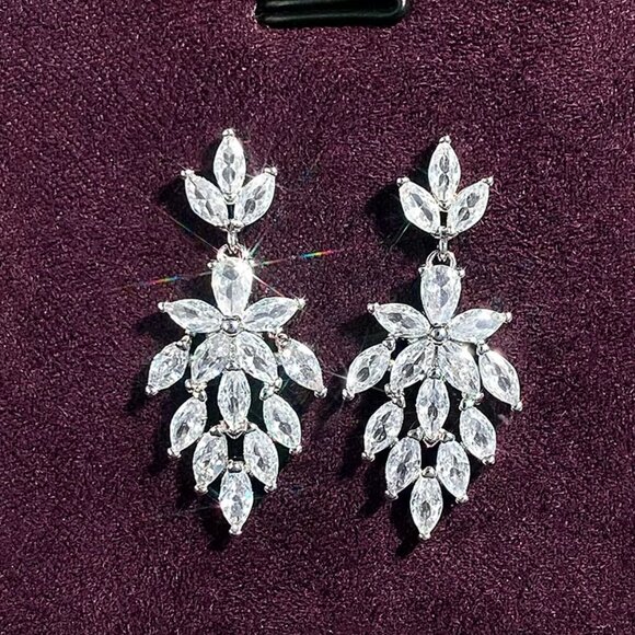 NEW 18k White Gold Diamond Drop Earrings Flower Earrings - Picture 1 of 8